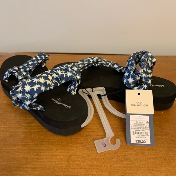 Nwt universal threads slip on sandals - Picture 7 of 7